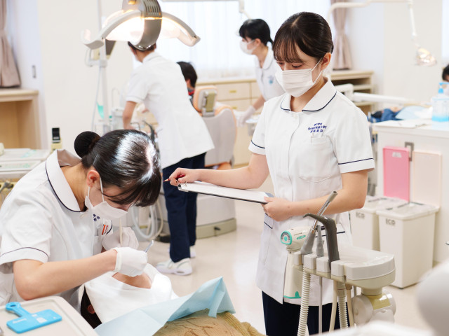 歯科衛生科 幅広い年齢層に対して、口腔、そして全身の健康を専門的に援助します。患者様の不安を和らげ、笑顔を広げていきます