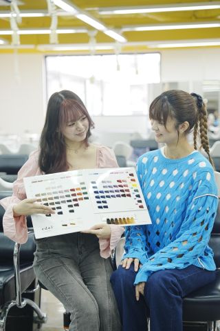 美容学科 カラーデザインコース カラーに強いヴェールルージュで、ワンランク上のカラーリストをめざす。