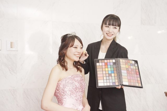 美容学科 ブライダルスタイリストコース トータルコーディネートを提案できるマルチな人材を育成する。