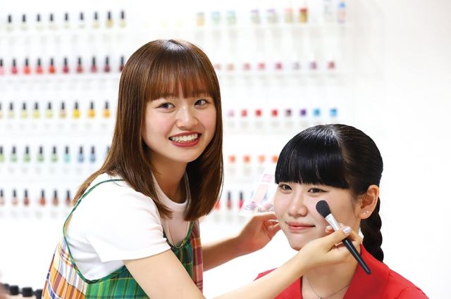 美容科 メイク･ネイルコース 華麗で繊細なメイク、ネイルテクニックを学ぶ!