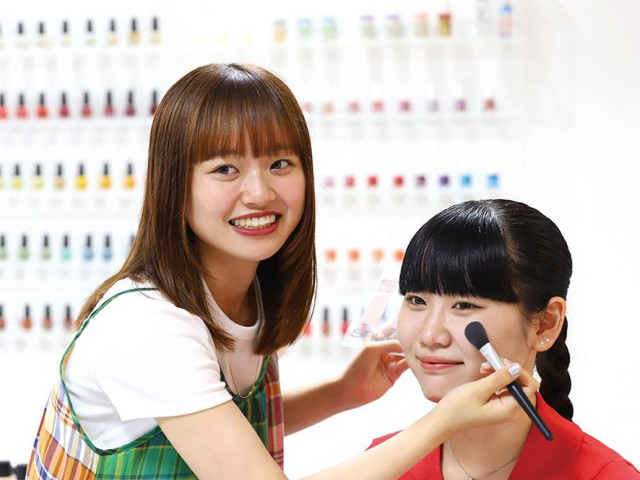 美容科 メイク･ネイルコース 華麗で繊細なメイク、ネイルテクニックを学ぶ!