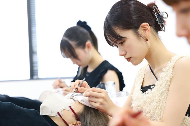 美容科 アイラッシュデザイナーコース まつげエクステ＆ボディージュエリー！