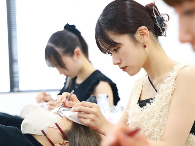 美容科 アイラッシュデザイナーコース まつげエクステ＆ボディージュエリー！