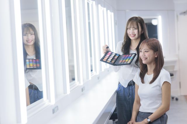 生活文化学科 メイクアップ・コスメティックスコース 美容全般における専門知識と体感を重視し、トータルコーディネート能力を育み、美容業界で即戦力として活躍できる人材を育成する