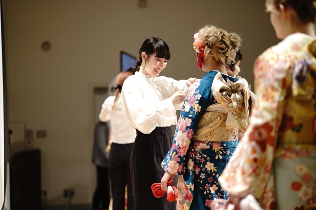 美容科 美容師国家資格は全員が受験。ヘアデザイン、メイク、ネイル、着付、アップ、エステなどトータルビューティーを必修で学ぶ