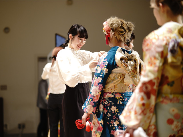 美容科 美容師国家資格は全員が受験。ヘアデザイン、メイク、ネイル、着付、アップ、エステなどトータルビューティーを必修で学ぶ