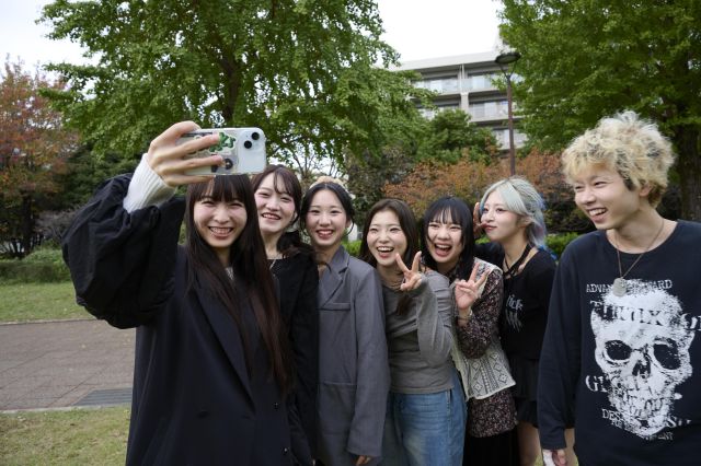 美容科 美容師国家資格は全員が受験。ヘアデザイン、メイク、ネイル、着付、アップ、エステなどトータルビューティーを必修で学ぶ