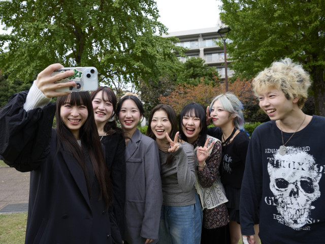 美容科 美容師国家資格は全員が受験。ヘアデザイン、メイク、ネイル、着付、アップ、エステなどトータルビューティーを必修で学ぶ