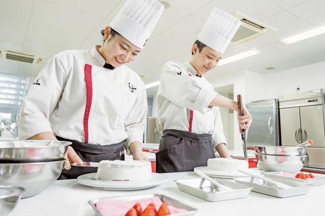 製菓衛生師科 1年次は毎回1人で1ホール作り、2年次は大量生産！本校独自のカリキュラムで実力アップ！