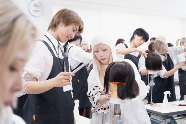 美容学科 トップスタイリストコース 【専攻科目：カット、カラー、パーマ、アレンジ、シャンプースパ、ヘアケアマイスター】