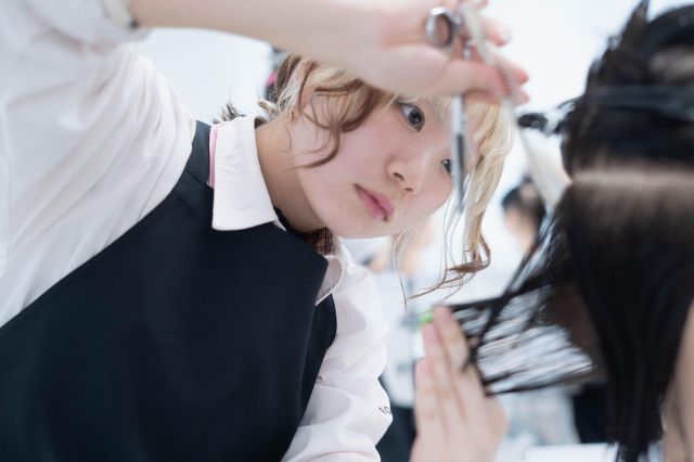 美容学科 美容師に特化した新たな5つのコースで、売れる美容師をめざします。