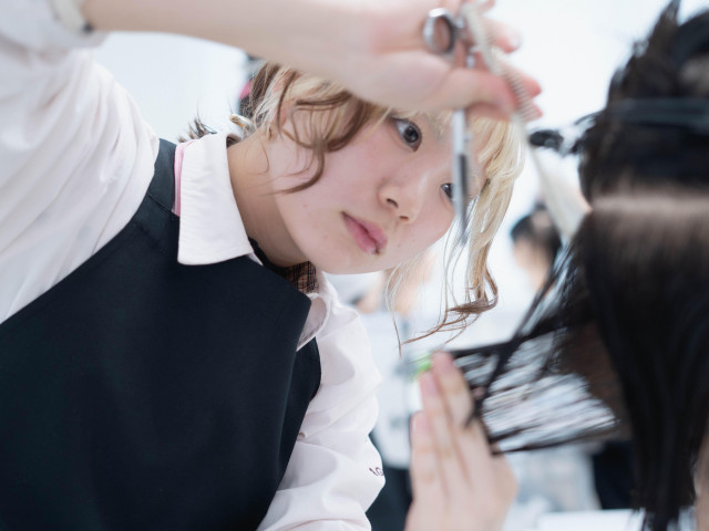 美容学科 美容師に特化した新たな5つのコースで、売れる美容師をめざします。