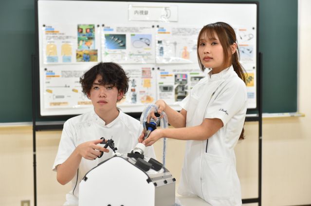 臨床工学科 医療機器を操作、管理し、 命を支える臨床工学技士