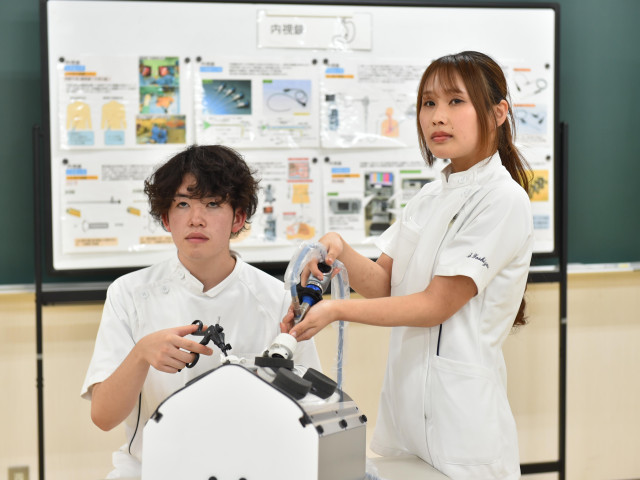 臨床工学科 医療機器を操作、管理し、 命を支える臨床工学技士