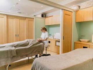 エステサロンも併設している　清潔感あふれるエステルーム