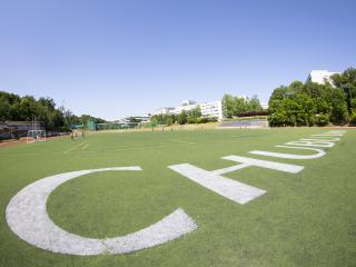 全天候型のグラウンドのほか多彩な施設を整備