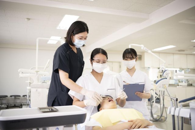 歯科衛生士Ⅱ科 講義・実習は平日のみで土日祝日はお休み！！仕事と学びを効率良く両立できる学費が安い専門学校！！