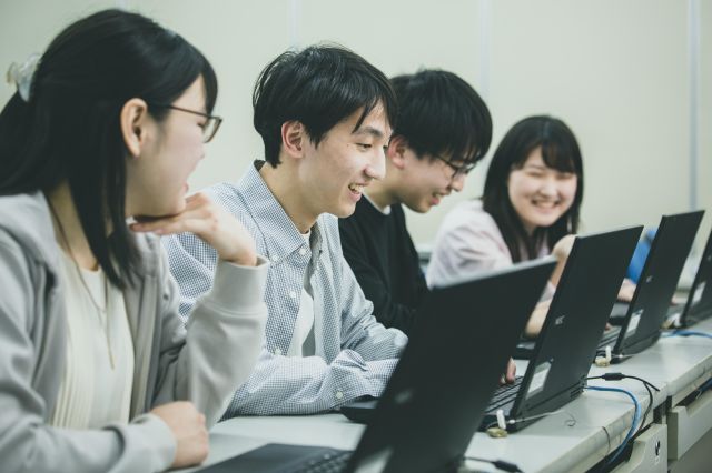 情報システム専門学科 ネットワークとセキュリティに強いシステムエンジニアや、 AIシステムを開発するAIエンジニアを育成