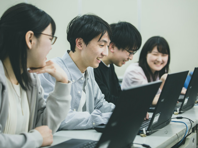 情報システム専門学科 ネットワークとセキュリティに強いシステムエンジニアや、 AIシステムを開発するAIエンジニアを育成