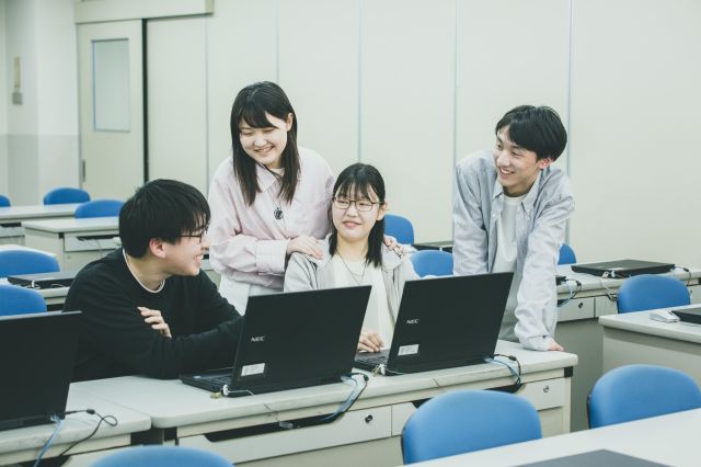 情報システム学科 システムエンジニアのスキルも身に付けたプログラマを育成