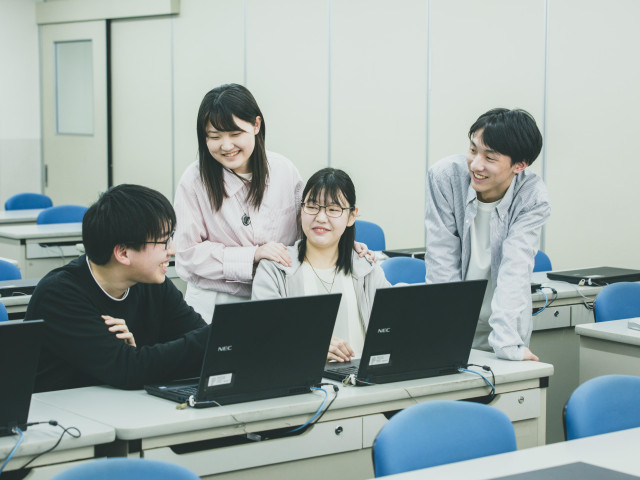 情報システム学科 システムエンジニアのスキルも身に付けたプログラマを育成