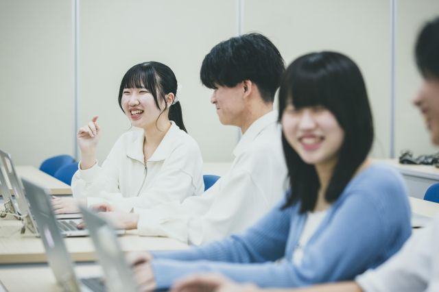 マルチメディア専門学科 ゲーム制作・CG・Webなどのマルチメディア技術に加え 情報システムも総合的に習得したクリエータを育成