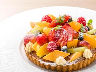 カッティング技術で魅せる！初夏のフルーツタルトの画像