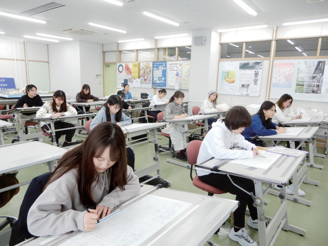 生活科学部 生活科学科　 建築デザイン専攻 女性の感性を活かして、自然と共生可能な空間を美しく設計し、創造できる女性建築士を育成します。