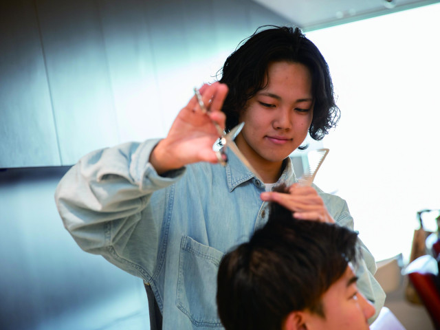 理容学科 ヘアースタイリストコース より幅広くカットやカラー、コンテストなど「ヘア」を専門的に学びたい方におススメ