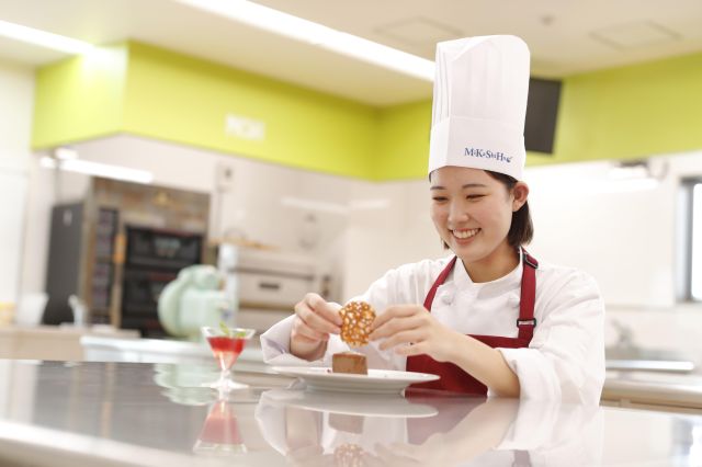 製菓技術科 プロ・パティシエコース 技術を基本から身につければ、必ずできる。