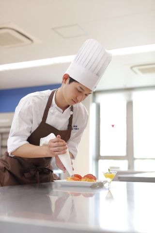 製菓技術科 製菓製パンコース 1年間の短期集中で学び、現場に出られるプロを目指します。