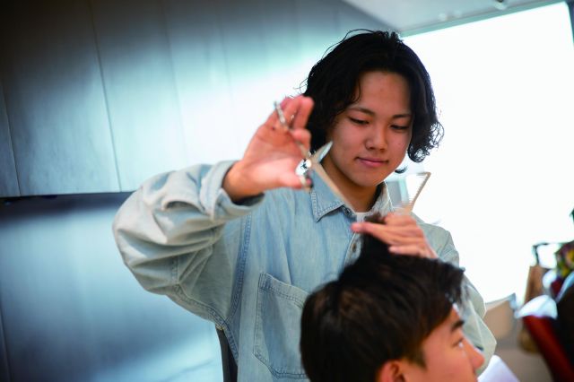 美容学科 ヘアースタイリストコース より幅広くカットやカラー、コンテストなど「ヘア」を専門的に勉強したい方にオススメ