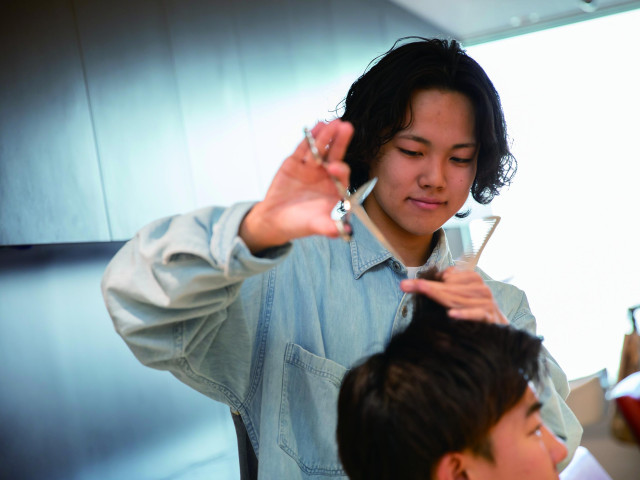 美容学科 ヘアースタイリストコース より幅広くカットやカラー、コンテストなど「ヘア」を専門的に勉強したい方にオススメ