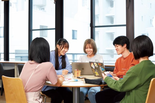 クリエイティブデザイン科 高度コミュニケーションデザイン専攻 プロモーション、タイポグラフィ、UI/UX、公共デザインなど、多くのデザイン分野に対応。産学連携授業も交えながら実践的に学びます。