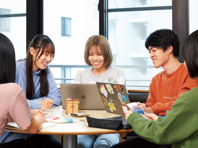 クリエイティブデザイン科 高度コミュニケーションデザイン専攻 プロモーション、タイポグラフィ、UI/UX、公共デザインなど、多くのデザイン分野に対応。産学連携授業も交えながら実践的に学びます。