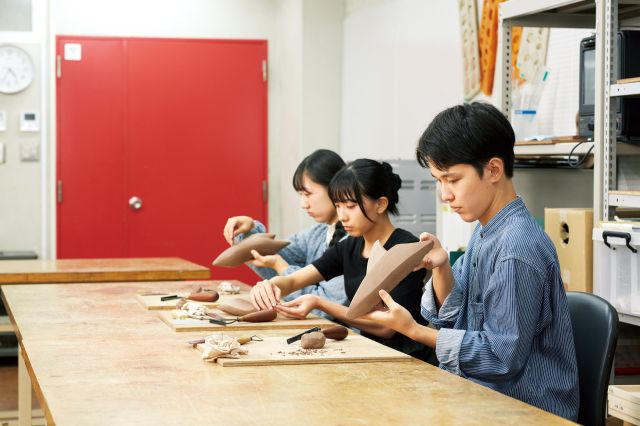 クリエイティブデザイン科 高度プロダクトデザイン専攻 工業製品からクラフトまで幅広く学び、モノづくりのスペシャリストを目指します。