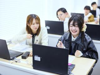 仲間と学び、チームで成長する ― 就職を見据えたKCSの学習スタイル