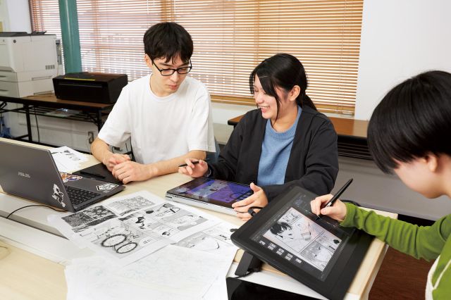 マンガ科 漫画家として業界デビューを果たすことを目標に定め、プロフェッショナルとして活躍するためのテクニックの全てをマスターします。