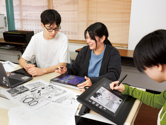 マンガ科 漫画家として業界デビューを果たすことを目標に定め、プロフェッショナルとして活躍するためのテクニックの全てをマスターします。