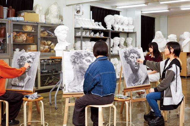 絵画科 油彩画を中心とした表現手法を基礎から学び、安定した「観察力」「描写力」「発想力」を磨く。
