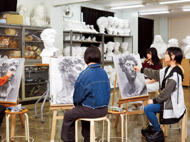 絵画科 油彩画を中心とした表現手法を基礎から学び、安定した「観察力」「描写力」「発想力」を磨く。
