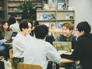 100人規模の大教室から少人数対応まで！