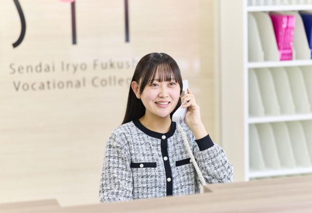 医療事務総合学科 東北各県での豊富な実習と選べる5つのコース。医療従事者にふさわしい人間性もあわせ持った医療事務を育成します。