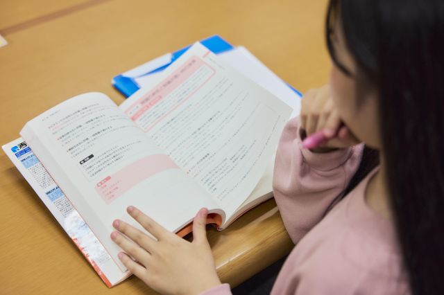 ライフデザイン学科 キャリアデザインコース ビジネスマナーなど社会で必要とされる知識や能力を中心に学ぶ