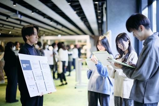 人間科学部 豊富な体験型授業を通して実践⼒を⾝につけ⼼理・健康・スポーツ分野で活躍できる⼈材に