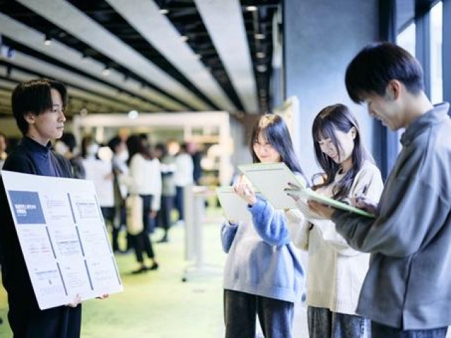 人間科学部 豊富な体験型授業を通して実践⼒を⾝につけ⼼理・健康・スポーツ分野で活躍できる⼈材に