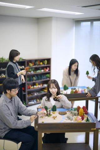 人間科学部 心理コミュニケーション学科 ⼈間の⼼理と社会の仕組みからコミュニケーションを学ぶ