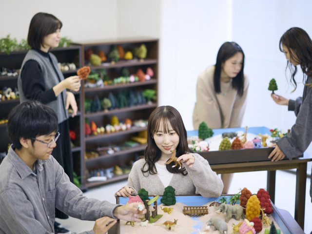 人間科学部 心理コミュニケーション学科 ⼈間の⼼理と社会の仕組みからコミュニケーションを学ぶ