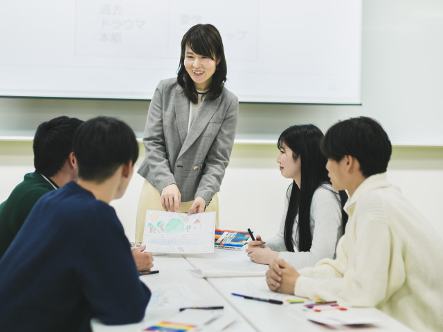 人間科学部 人間健康科学科 こころの健康分野 こころの健康とともに 疾病と予防について学ぶ