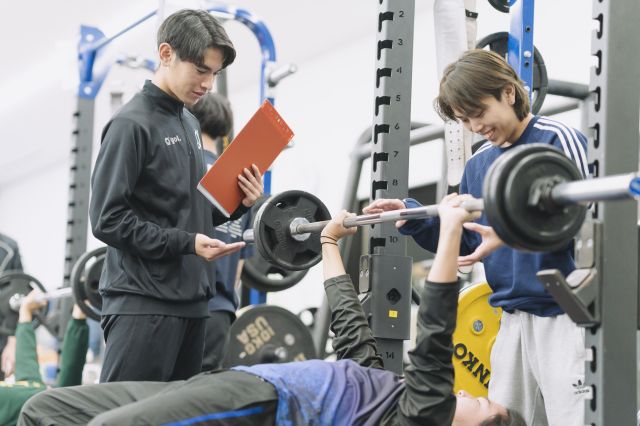 人間科学部 スポーツ行動学科 健康・スポーツ分野 健康とスポーツの学びを通して、指導者の各種資格取得を目指す